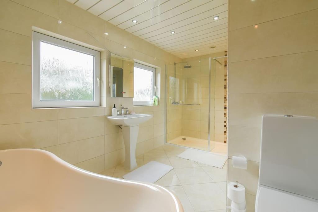 Luxurious & Tranquil Riverside Getaway Great Harwood Екстер'єр фото